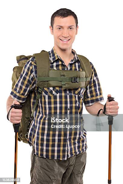 Sonriente Hombre Con Mochila Y Excursionismo Polos Foto de stock y más banco de imágenes de Actividad - Actividad, Actividades recreativas, Adulto