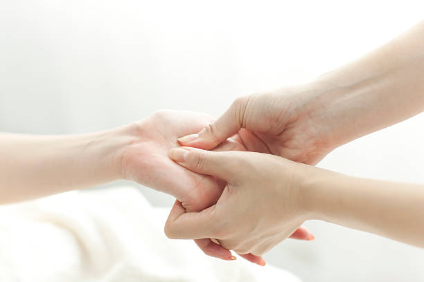 이 미용사 누구요 핸드 마사지 - massaging massage therapist human hand spa treatment 뉴스 사진 이미지