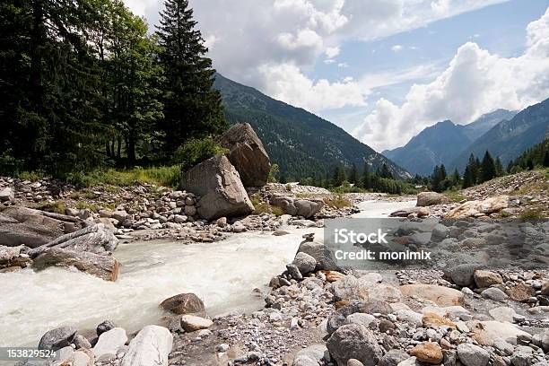 Fluss Fließt Durch Das Rocks Stockfoto und mehr Bilder von Alpen - Alpen, Bedeckter Himmel, Berg