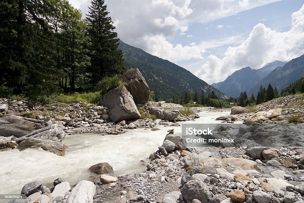 Stream fluindo através da rocks - Foto de stock de Alpes europeus royalty-free