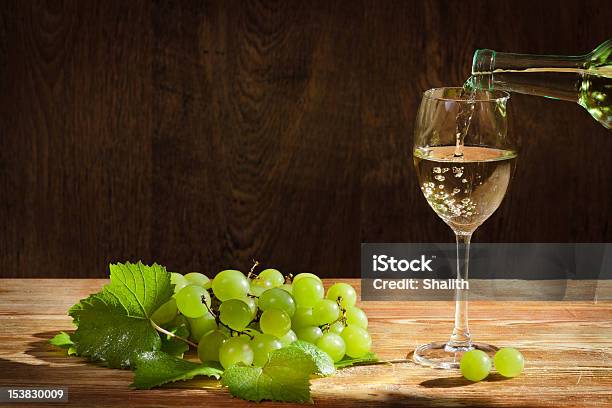 白ワイングラスに注ぐ - アルコール飲料のストックフォトや画像を多数ご用意 - アルコール飲料, ガラス, グラス