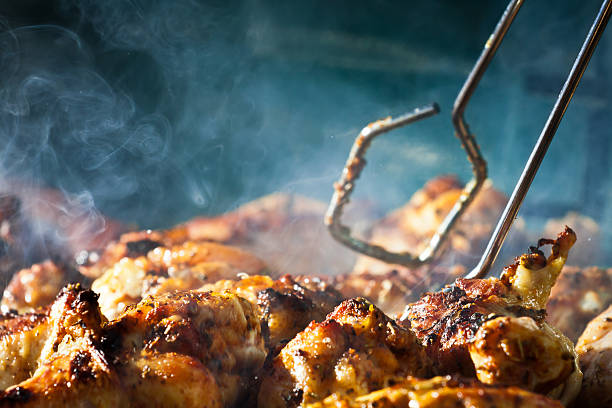 바베큐 그릴 치킨, cherbs on - barbecue grill focus outdoors horizontal 뉴스 사진 이미지