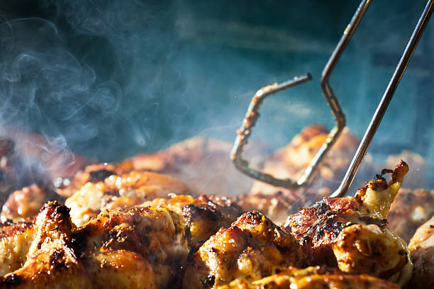 churrasco de frango com cherbs no grill - barbecue chicken - fotografias e filmes do acervo