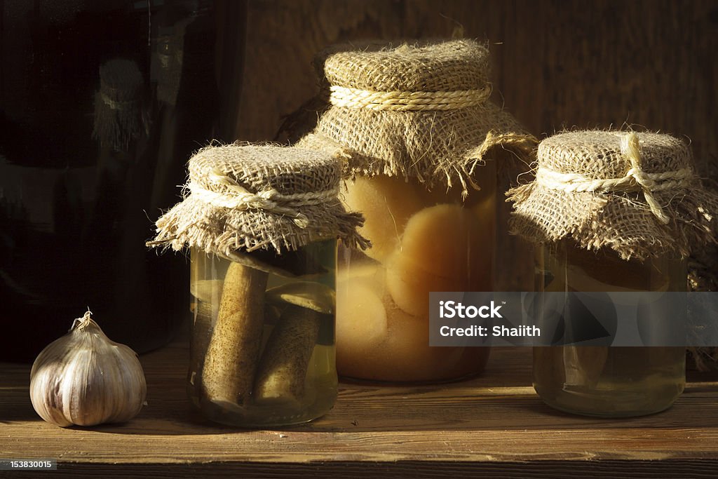 Maison pot et légumes au larder - Photo de Ail - Légume à bulbe libre de droits