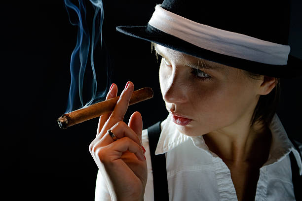 donna in bianco cappello con sigaro - smoking women smoke smoking issues foto e immagini stock