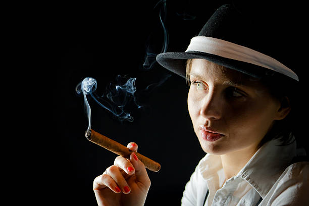 donna in bianco cappello con sigaro - smoking women smoke smoking issues foto e immagini stock