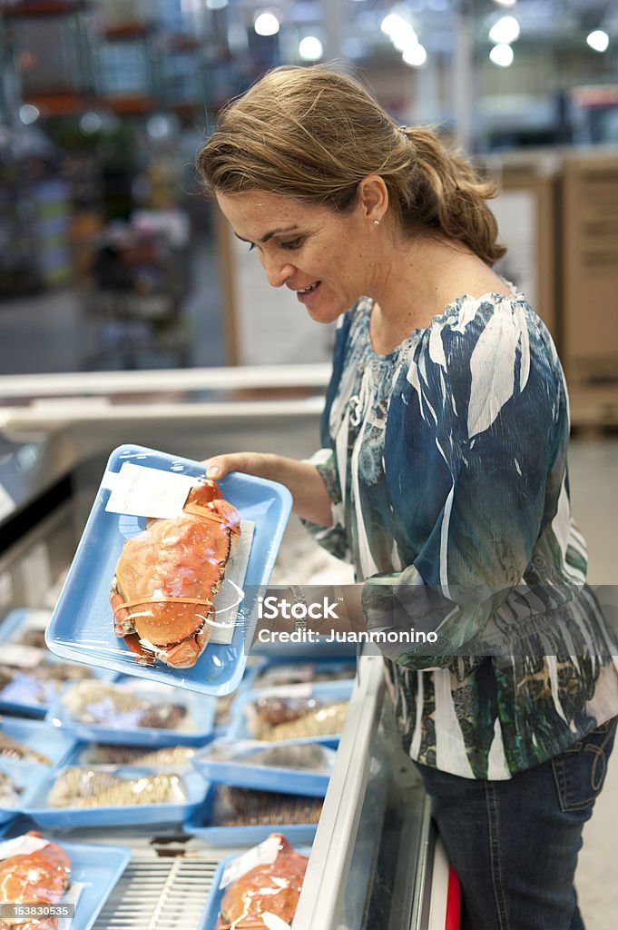 Dona de casa comprando um caranguejo - Foto de stock de Peixe royalty-free