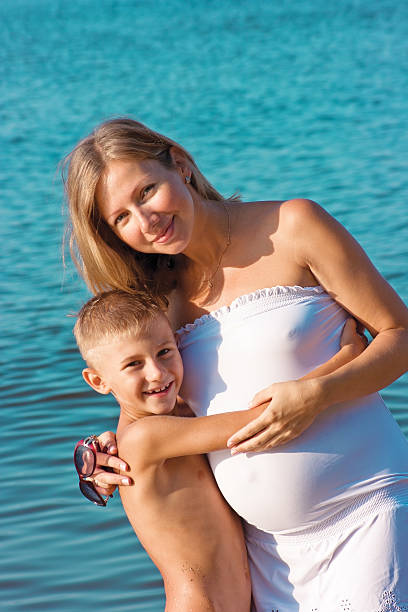 Рregnant Madre e hijo abrazarse - foto de stock