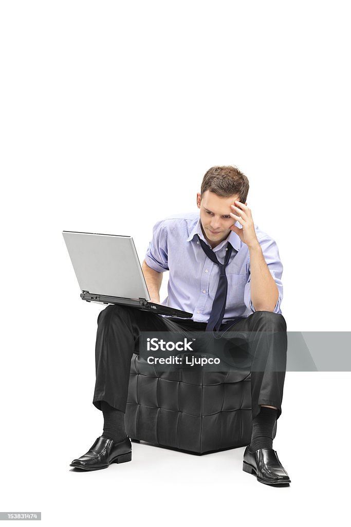 Decepcionado hombre de negocios trabajando en su computadora portátil - Foto de stock de Decepción libre de derechos