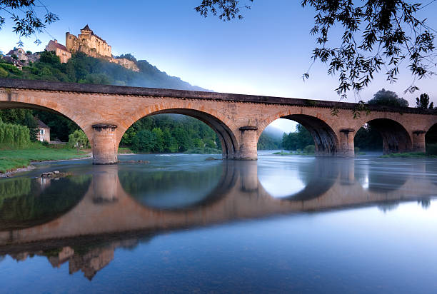 chateaux castlenaud - fog old stone bridge - fotografias e filmes do acervo