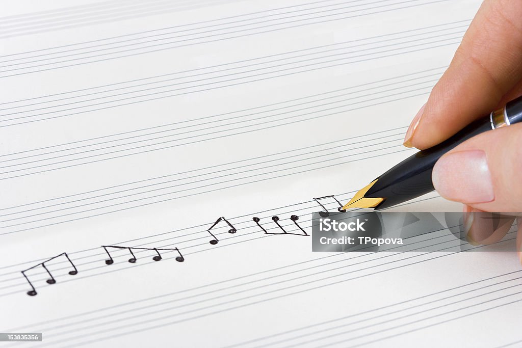 Рука с ручкой и музыки лист - Стоковые фото Музыкальная нота роялти-фри
