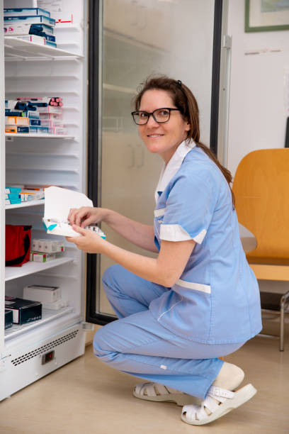 istock Nurse picking up medicine from a fridge 1538354622