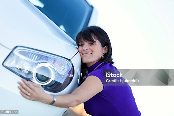Frau Umarmen Ihr Neues Auto Stockfoto und mehr Bilder von Umarmen - Umarmen, Auto, Aufregung