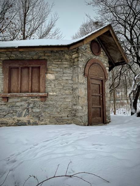 istock Stones house in winter 1538364500