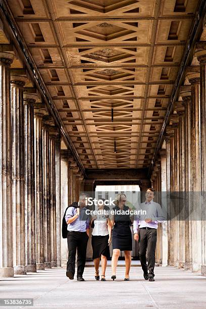 Cuatro Elegantes Personas Caminando En Columnas Paso Foto de stock y más banco de imágenes de 30-39 años