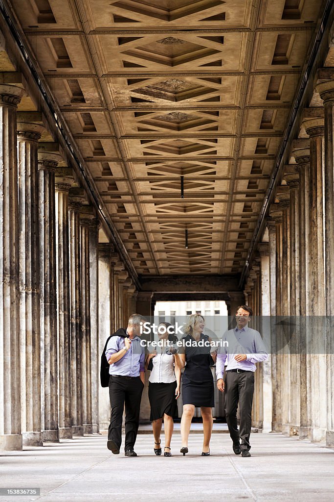 Quatro elegante Pessoas a caminhar em colunas de Passagem - Royalty-free 30-39 Anos Foto de stock