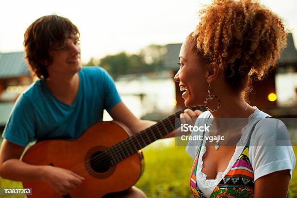 Młoda Szczęśliwa Para Zabawy Na Świeżym Powietrzu - zdjęcia stockowe i więcej obrazów Gitara - Gitara, Granie, Młodzi mężczyźni