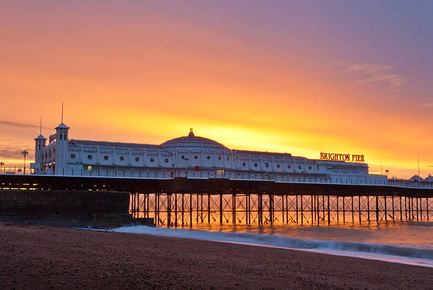 brighton pier in east sussex bei sonnenaufgang - english culture uk promenade british culture stock-fotos und bilder