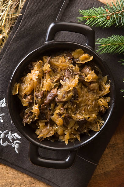 tradicional polaco chucrute com cogumelos para o natal - bigos imagens e fotografias de stock