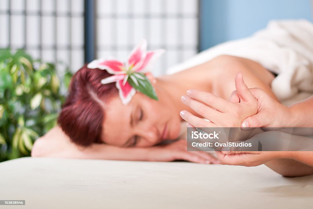 Mulher Receba massagem nas mãos - Foto de stock de Adulto royalty-free