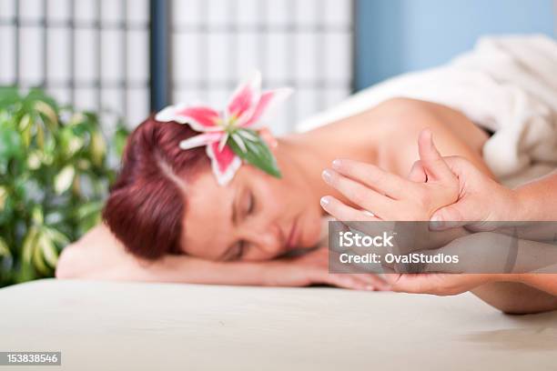 Foto de Mulher Receba Massagem Nas Mãos e mais fotos de stock de Adulto - Adulto, Fotografia - Imagem, Horizontal