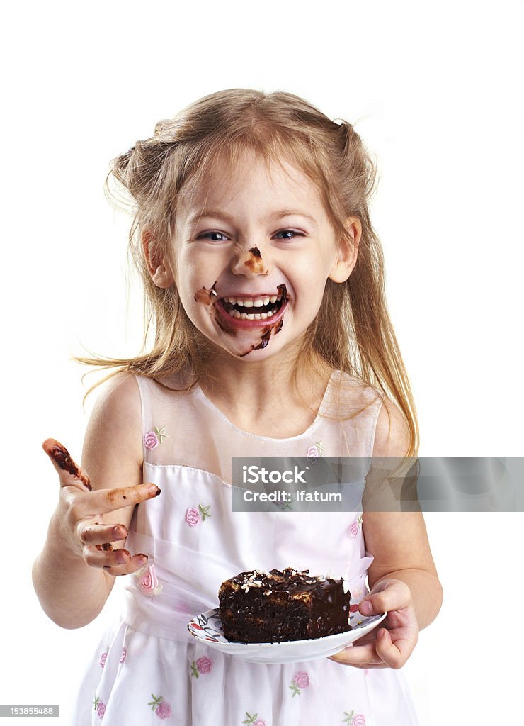 Забавная маленькая девочка с торт - Стоковые фото Ребёнок роялти-фри