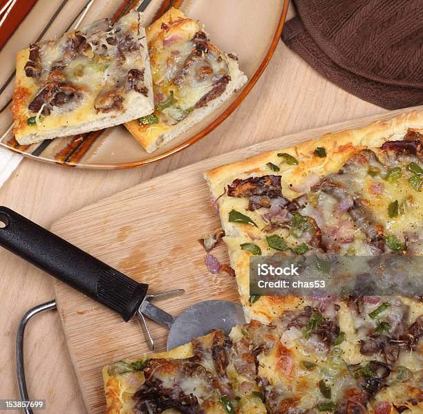Photo libre de droit de Cheese Steak Pizza banque d'images et plus d'images libres de droit de Aliment - Aliment, Aliment en portion, Couteau à pizza