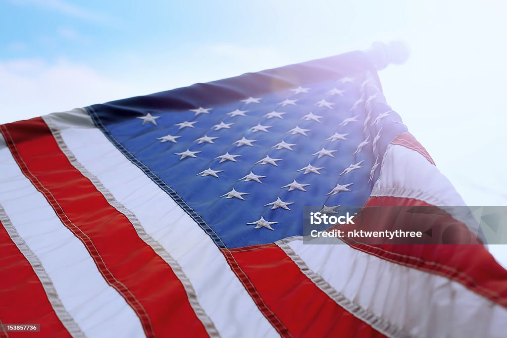 Bandera estadounidense en el soleado cielo - Foto de stock de Aire libre libre de derechos