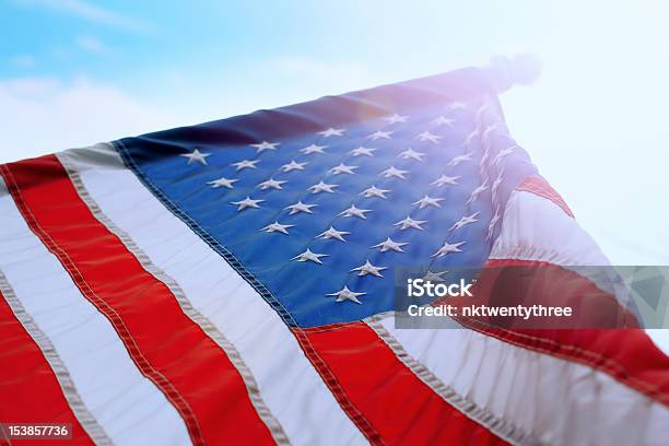 Bandera Estadounidense En El Soleado Cielo Foto de stock y más banco de imágenes de Aire libre - Aire libre, Azul, Bandera