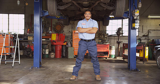 ritratto di meccanico auto in riparazione negozio - technician manual worker repairing repairman foto e immagini stock