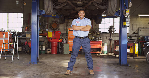 portret mechanik w auto naprawa sklep - auto repair shop garage car mechanic zdjęcia i obrazy z banku zdjęć