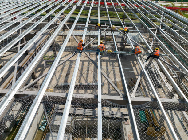 istock Workers who are building a steel roof 1538580049