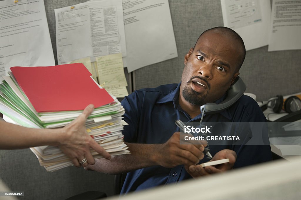 Travailleur de bureau choqué - Photo de D'origine africaine libre de droits