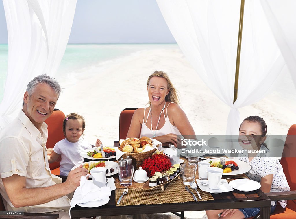 Ansiada familia en el paraíso - Foto de stock de Playa libre de derechos