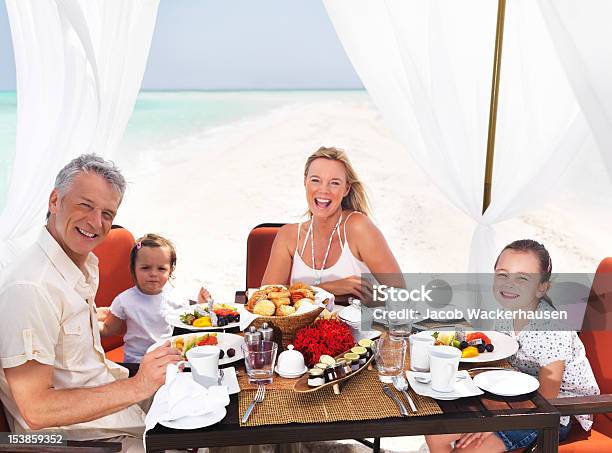 Ansiada Familia En El Paraíso Foto de stock y más banco de imágenes de Playa - Playa, Restaurante, Cerca de
