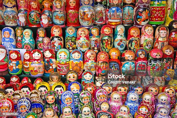 Foto de Moscou Rússia Matryoshka No Mercado e mais fotos de stock de Boneca - Boneca, Boneca Russa, Colorido