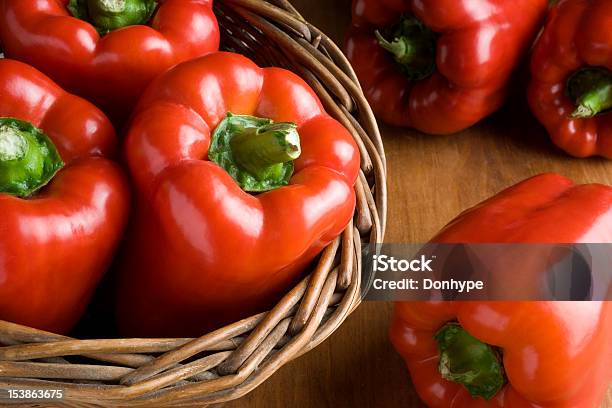 Foto de Cesta Con Pimientos Afrescos e mais fotos de stock de Pimentão Vermelho - Pimentão Vermelho, Pimentão, Frescura