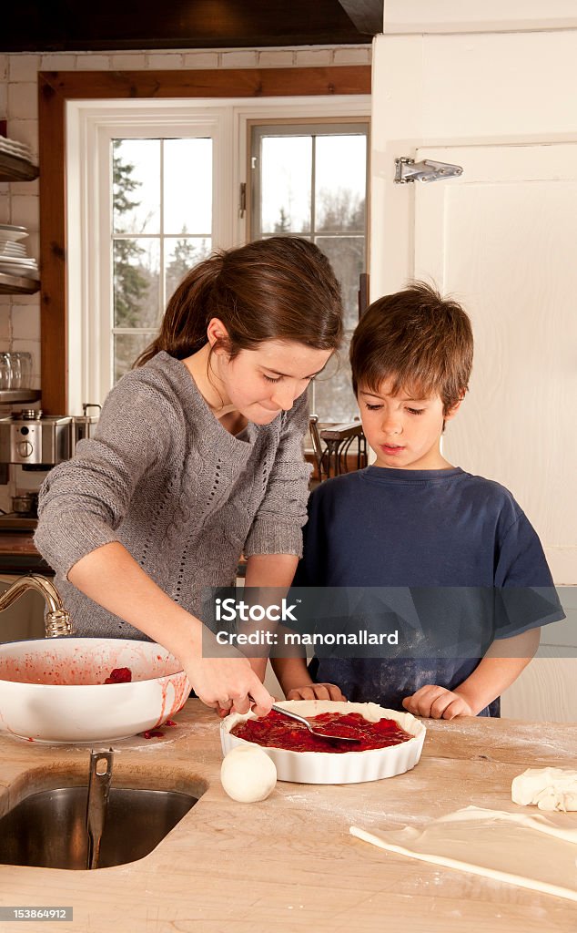 Due bambini cottura Torta di fragole - Foto stock royalty-free di 10-11 anni
