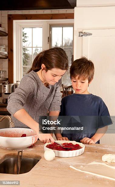 Foto de Duas Crianças De Culinária Torta De Morango e mais fotos de stock de 10-11 Anos - 10-11 Anos, Criança, 6-7 Anos