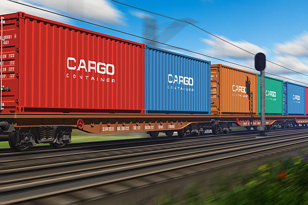 train de marchandises avec des conteneurs de fret - rail freight photos et images de collection