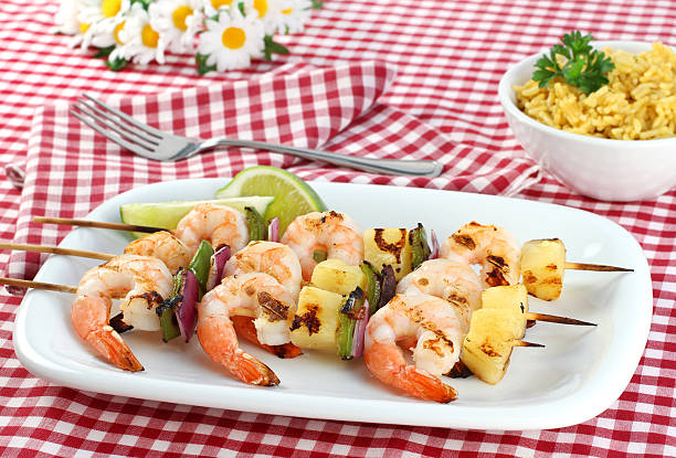 des kebabs de crevettes grillées - prepared shrimp skewer rice prepared fish photos et images de collection