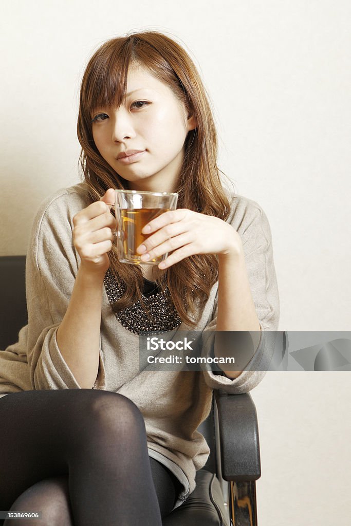 La donna bere tè. - Foto stock royalty-free di Adulto