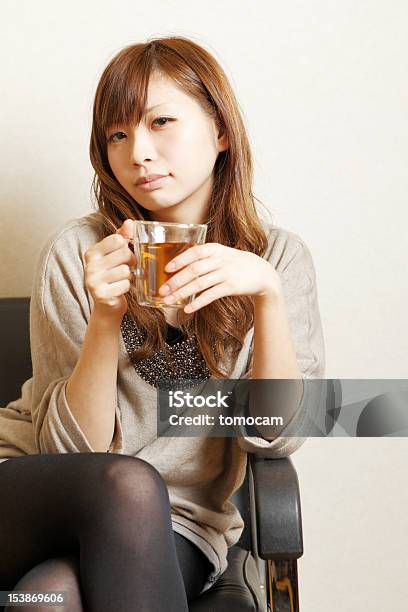 Kobieta Jest Napoje Herbaty - zdjęcia stockowe i więcej obrazów 20-29 lat - 20-29 lat, Azjaci, Dorosły