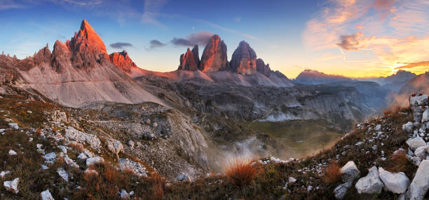 tramonto montagna panorama in italia dolomiti-tre cime - tirol season rock mountain peak foto e immagini stock