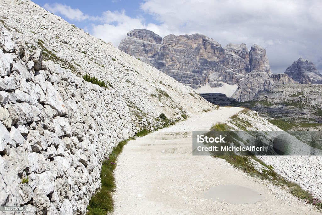 Mountain trail w Tre Cime di Lavaredo, Dolomity, Włochy. - Zbiór zdjęć royalty-free (Alpy)