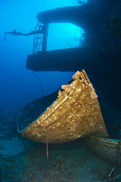 istock Silhouette of shipwreck with lifeboat 153871014