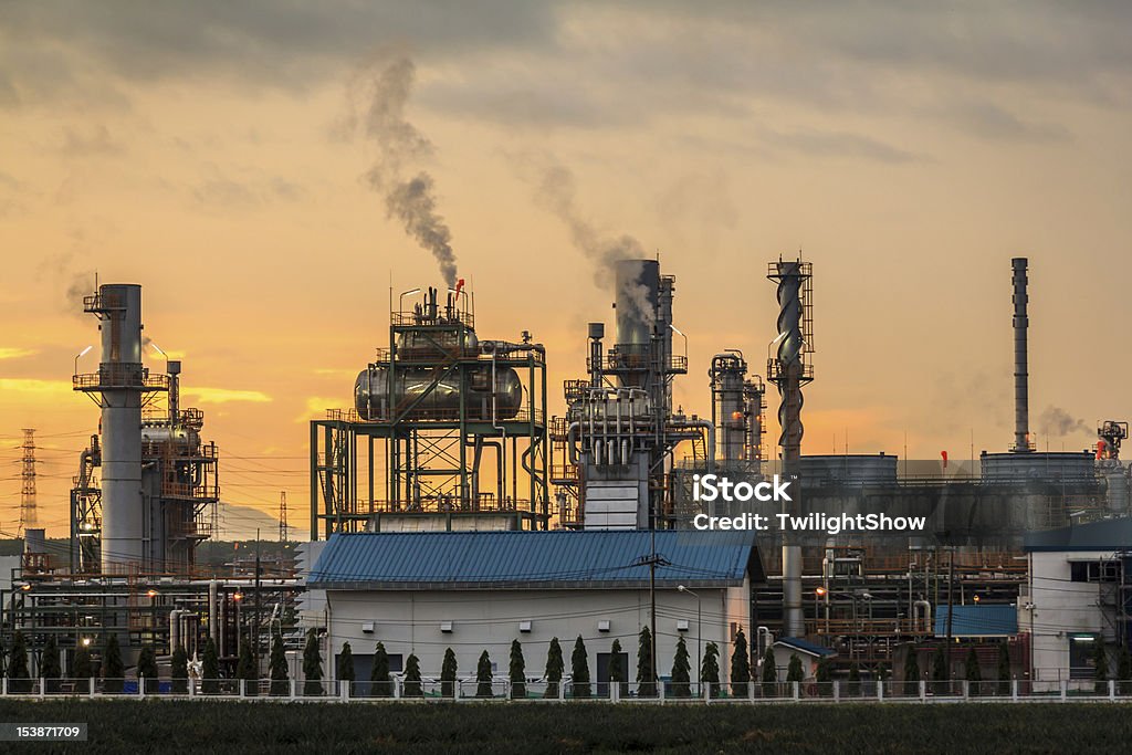 Крупным планом утро Нефтеперерабатывающий завод - Стоковые фото Башня роялти-фри