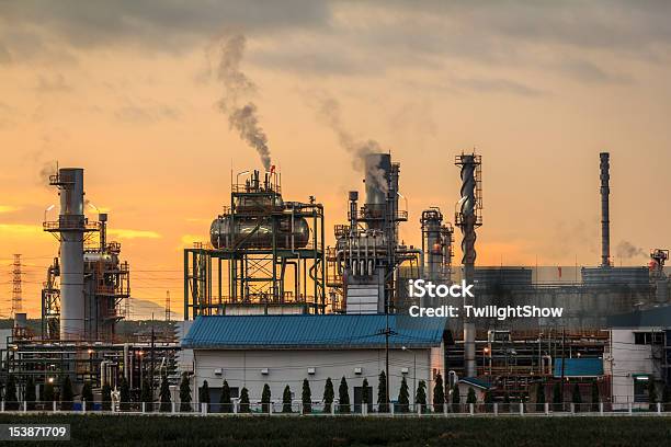 Крупным Планом Утро Нефтеперерабатывающий Завод — стоковые фотографии и другие картинки Башня - Башня, Без людей, Бензин