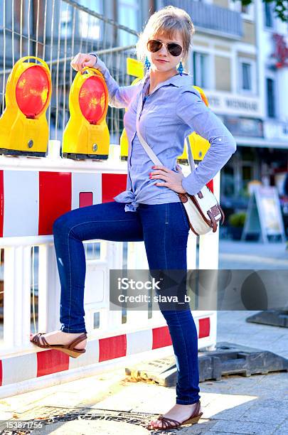 Bauarbeiten In Der Umgebung Stockfoto und mehr Bilder von Attraktive Frau - Attraktive Frau, Baugewerbe, Baustelle