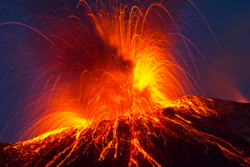Erupción volcánica photo